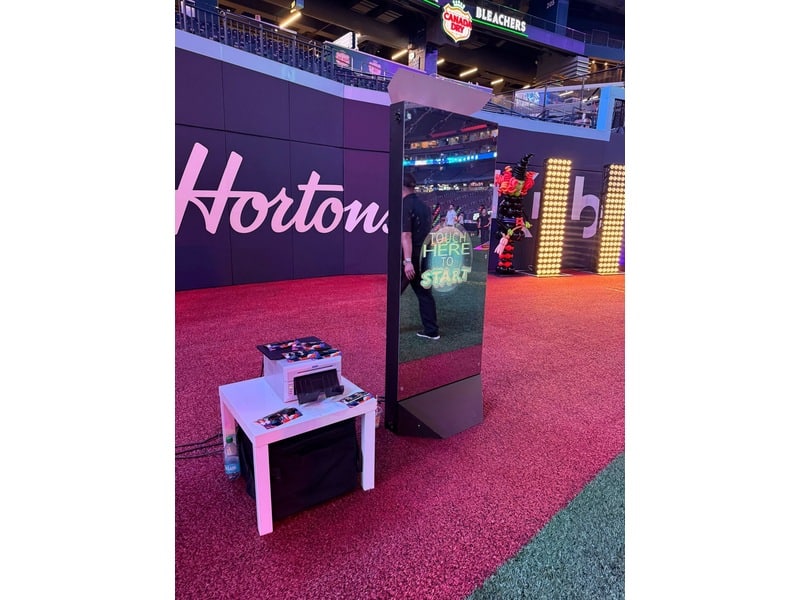 Interactive animation displayed on the Mirror Photo Booth screen prompting guest to pose